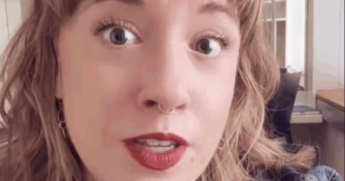 È morta Rainelle Krause, soprano diventata famosa sui social per le sue esibizioni acrobatiche mentre cantava sospesa a testa in giù su tessuti aerei