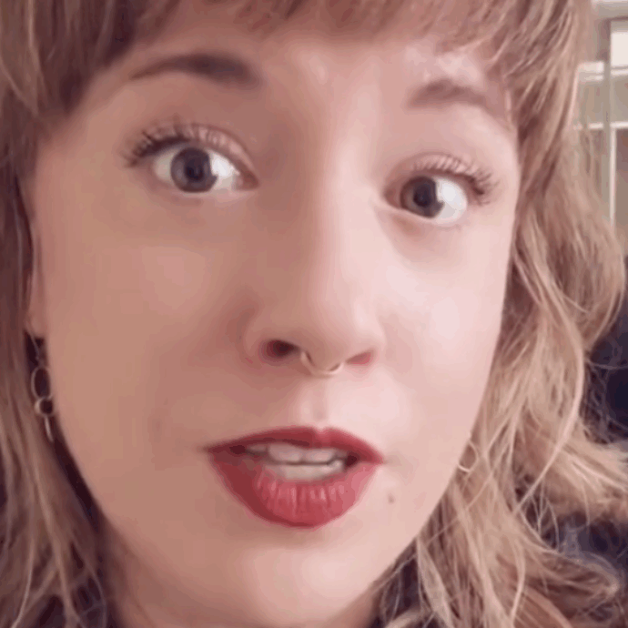 È morta Rainelle Krause, soprano diventata famosa sui social per le sue esibizioni acrobatiche mentre cantava sospesa a testa in giù su tessuti aerei