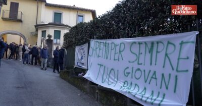Copertina di Viaggio a Gemonio, il paese di Umberto Bossi. Il ricordo dei militanti in radio: “Cosa rimane del suo messaggio politico? Niente, tradito da Salvini”