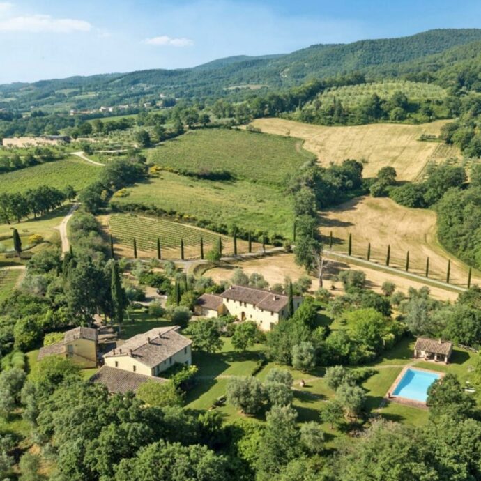 Monica Bellucci e Tim Burton mettono in vendita la loro villa di lusso in Toscana: “C’è già un acquirente interessato a questo piccolo paradiso privato”