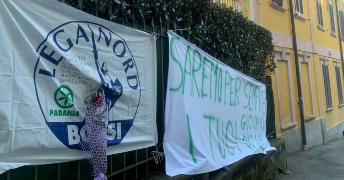 Lega, il lutto diventa uno spot al Sì Processo a Salvini: “Bossi tradito”