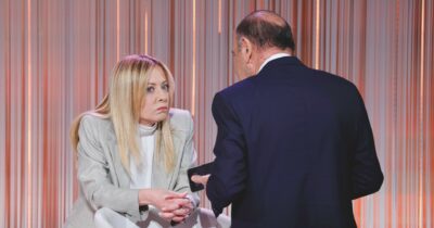 Copertina di Caso Delmastro, Meloni evoca il complotto. La Lega scarica il sottosegretario