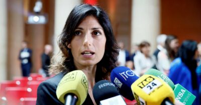 Copertina di Referendum, Virginia Raggi spinge il No: “La destra scardina la Carta, ma adesso  ha paura di perdere”