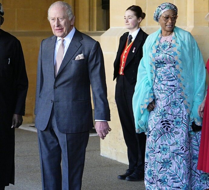 Re Carlo inaugura il cammino costiero più lungo del mondo: tra scogliere mozzafiato, paludi e villaggi storici, ecco il ‘King Charles III England Coast Path’