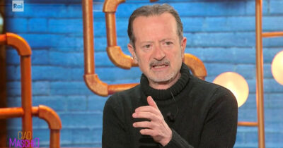 Copertina di “Mamma era ansiosa. Se tardavo anche 5 minuti, partiva la task force per cercarmi. Era andata a Lourdes sanissima e si è rotta una gamba”: così Rocco Papaleo