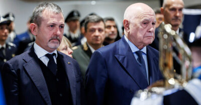 Copertina di Delmastro rischia una sanzione dall’Anac per non aver dichiarato le sue quote nella società con la figlia del mafioso