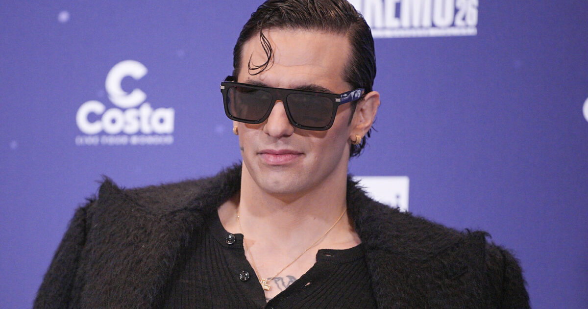 “Non potevi nemmeno piangere: se piangi sei fro**o, ti dicevano. Il bello lo dovevi trovare da solo. Mettere su famiglia? Devo prima mettere a posto me stesso”: così Achille Lauro