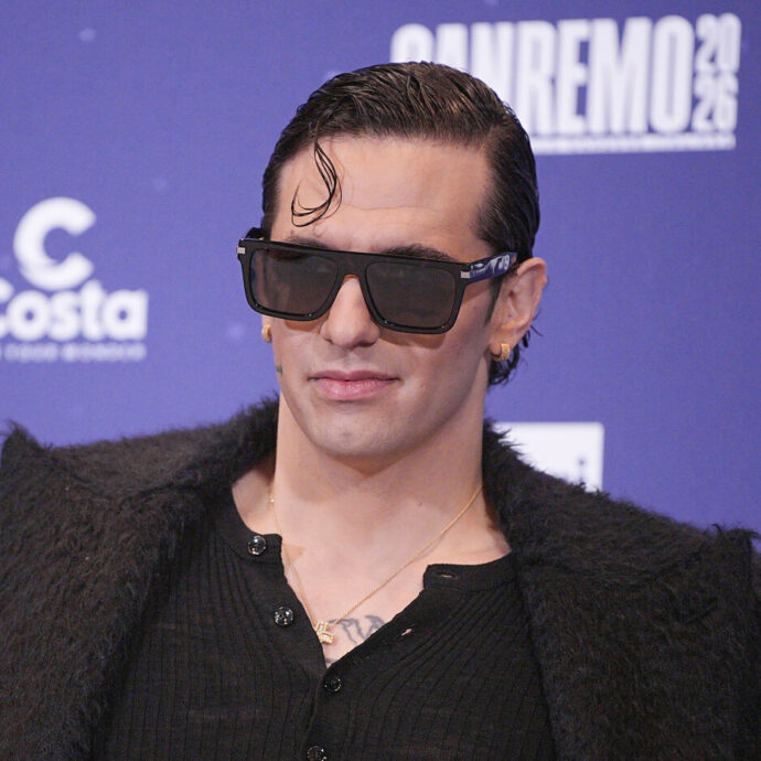 “Non potevi nemmeno piangere: se piangi sei fro**o, ti dicevano. Il bello lo dovevi trovare da solo. Mettere su famiglia? Devo prima mettere a posto me stesso”: così Achille Lauro