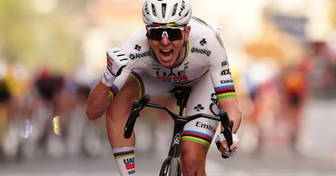 Pogacar, la Milano-Sanremo è finalmente tua: una corsa epica, dalla caduta alla volata contro Pidcock