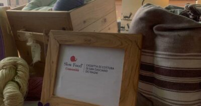 Copertina di Dalla guerra all’economia circolare: la nuova vita delle cassette di cottura – La trave nel piatto, la rubrica di SlowFood