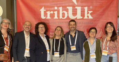 Copertina di Fenomeno Tribùk: quaranta editori, a turno, hanno ventotto minuti per presentare i titoli che vorrebbero vedere sugli scaffali dei librai