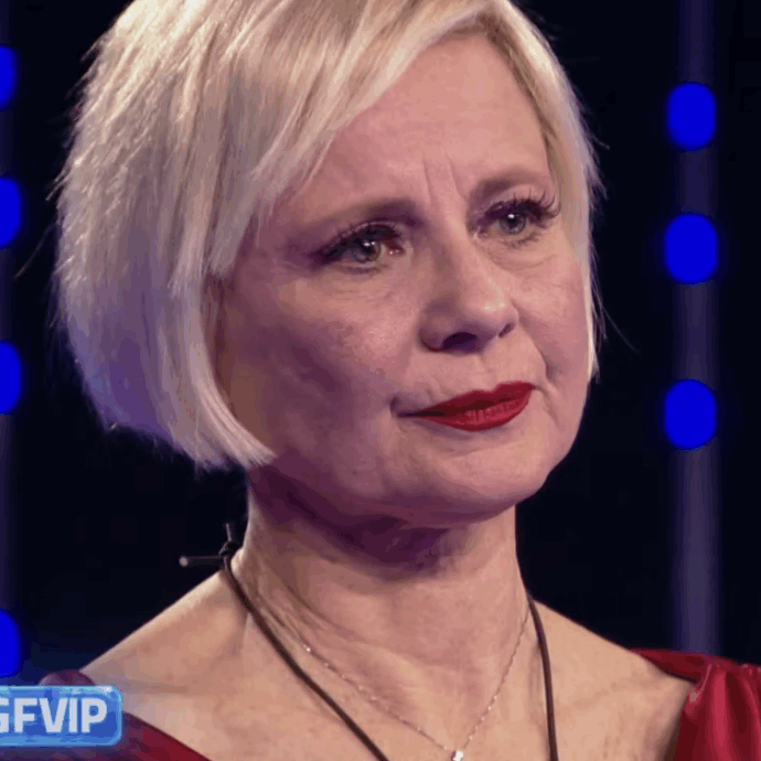 “Prima di troncare la mia relazione pensavo che sarei caduta nel baratro della solitudine. Mi sento a disagio, come un topo in gabbia”: Antonella Elia in lacrime