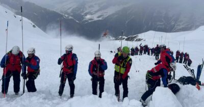 Copertina di Valanga in Alto Adige travolge 25 scialpinisti: 2 morti e 5 feriti