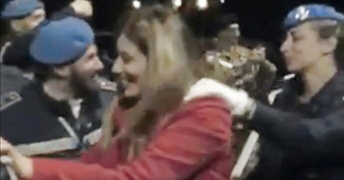 Fanno il trenino  alla festa:  agenti sanzionati,  la dirigente no