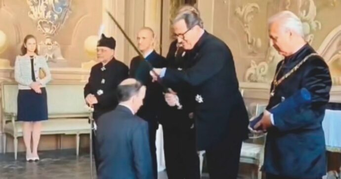 Danze e spadoni: l’aristocrazia nera stregata dal folklore neomonarchico