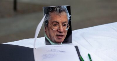 Copertina di Bossi, funerali con posti limitati: la famiglia vuole evitare passerelle