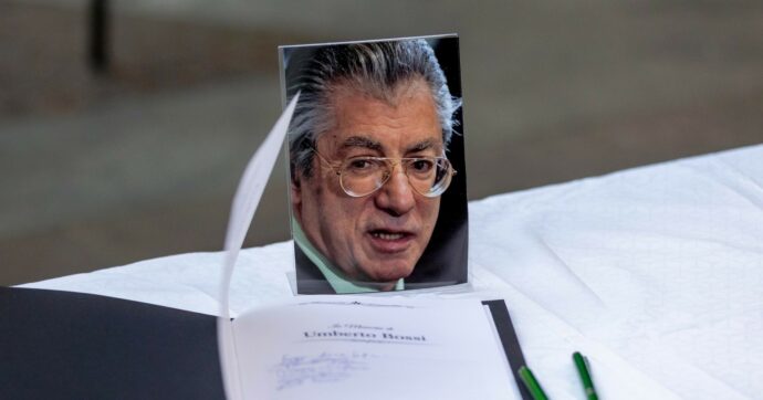 Bossi, funerali con posti limitati: la famiglia vuole evitare passerelle