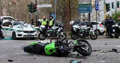 Copertina di Moto si schianta contro taxi a Milano: morti due giovani di 20 e 23 anni. “È passata col rosso”