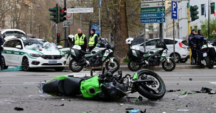 Moto si schianta nella notte contro un’auto a Milano: morti due giovani di 20 e 23 anni