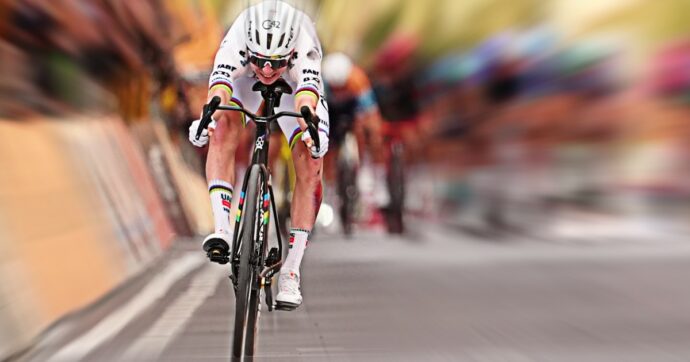 La caduta di Pogacar è il senso della Milano-Sanremo: per vincere la corsa più imprevedibile serviva l’impresa più folle