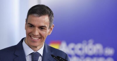 Copertina di Caro energia, il caso Spagna: dal governo misure per 5 miliardi. Sánchez: “Grazie alle rinnovabili da noi il prezzo del gas incide meno sulle bollette”