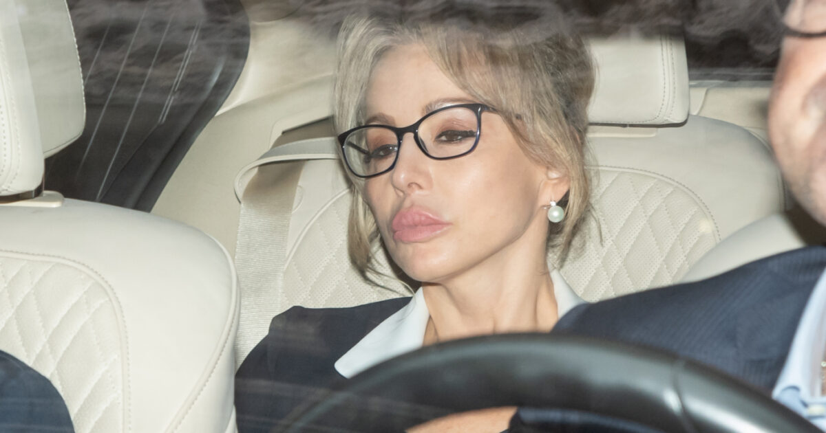 Marina Berlusconi parla al seggio: “Un’occasione. Un pensiero a mio padre? Quando si saprà l’esito” Marina Berlusconi parla al seggio: “Un’occasione. Un pensiero a mio padre? Quando si saprà l’esito”