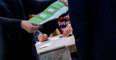 Copertina di Referendum, in corso il voto. Segnalate irregolarità ai seggi in Umbria e a Milano: “Esponenti Fdi con la spilla per il Sì”