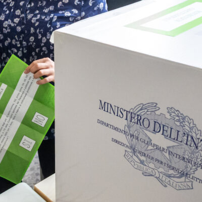 Copertina di Referendum, alle 19 affluenza oltre al 38%. Segnalate irregolarità ai seggi in Umbria e a Milano: "Esponenti FdI con spille per il Sì"