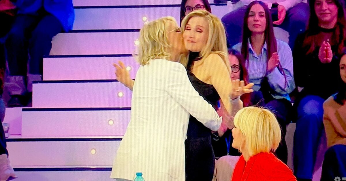 Amici 25, Cuccarini piange e De Filippi la consola. Scintille D’Alessio Pettinelli: “Tu i dischi li metti, io invece li faccio”. Eliminati Opi, Antonio e Michele