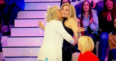 Copertina di Amici 25, Cuccarini piange (“questa è una porcata”) e De Filippi la consola con un bacio. Scintille D’Alessio-Pettinelli: “Tu i dischi li metti, io invece li faccio”. Eliminati Opi, Antonio e Michele