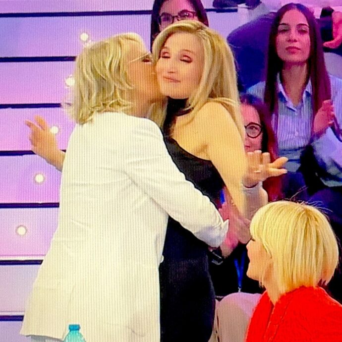 Amici 25, Cuccarini piange (“questa è una porcata”) e De Filippi la consola con un bacio. Scintille D’Alessio-Pettinelli: “Tu i dischi li metti, io invece li faccio”. Eliminati Opi, Antonio e Michele