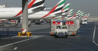 Copertina di Guerra in Medio Oriente, le maggiori compagnie aeree hanno perso 53 miliardi di dollari. E ora si rischia la mancanza di carburante