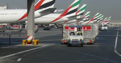 Copertina di Guerra in Medio Oriente, le maggiori compagnie aeree hanno perso 53 miliardi di dollari. E ora si rischia la mancanza di carburante