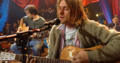 Copertina di “La grafia nelle ultime righe è diversa: non crediamo le abbia scritte Kurt Cobain”: scoperte “anomalie significative” nella lettera d’addio della star dei Nirvana