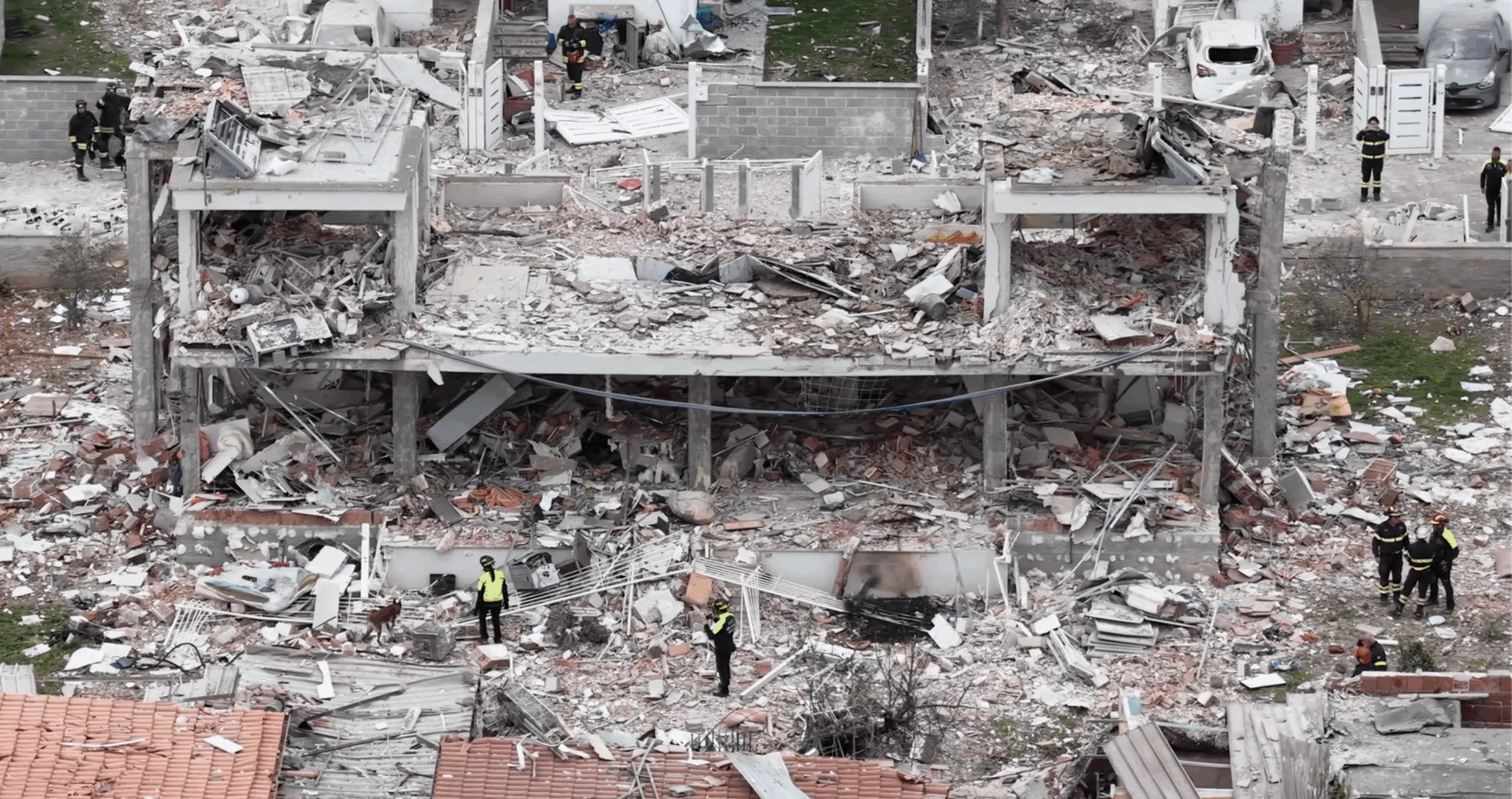 Esplosione a Piana del Sole, le immagini della villetta distrutta riprese dal drone