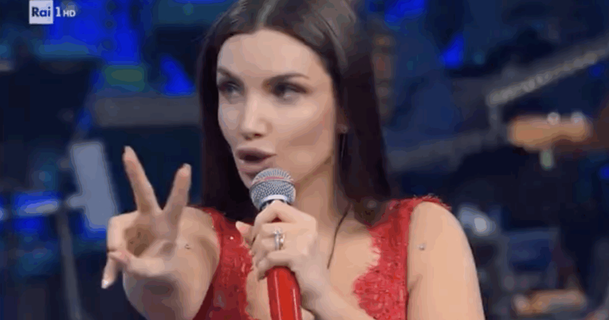 “Sono svenuta, ho avuto una intossicazione alimentare incredibile e Enrico Ruggeri fa rumori bilaterali”: l’appello di Elettra Lamborghini
