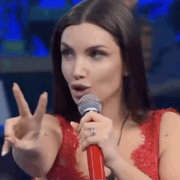 “Sono svenuta, ho avuto una intossicazione alimentare incredibile e Enrico Ruggeri fa rumori bilaterali”: l’appello di Elettra Lamborghini