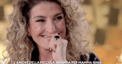 Copertina di “Avevo scelto di congelare gli ovuli perché non sentivo il famoso orologio biologico. Poi a sorpresa è arrivata Amanda”: il racconto della Iena Nina Palmieri