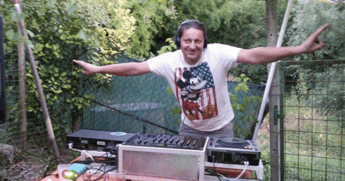 È morto Dj Kenzo, lo ha annunciato il figlio Dario: “Sei stato il miglior papà che un figlio possa avere. Nei tuoi difetti e Nei tuoi pregi. Ti amo”