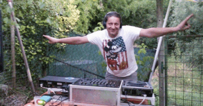 Copertina di È morto Dj Kenzo, lo ha annunciato il figlio Dario: “Sei stato il miglior papà che un figlio possa avere. Nei tuoi difetti e Nei tuoi pregi. Ti amo”