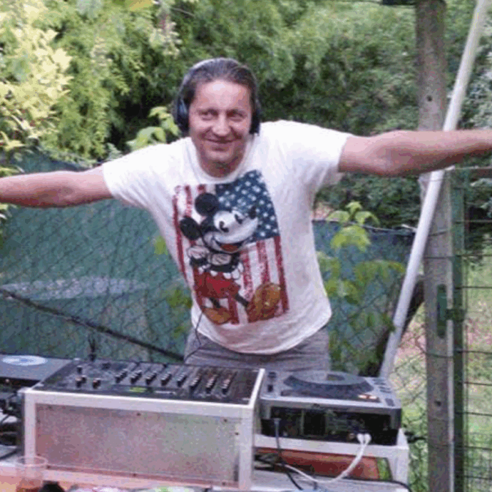 È morto Dj Kenzo, lo ha annunciato il figlio Dario: “Sei stato il miglior papà che un figlio possa avere. Nei tuoi difetti e Nei tuoi pregi. Ti amo”