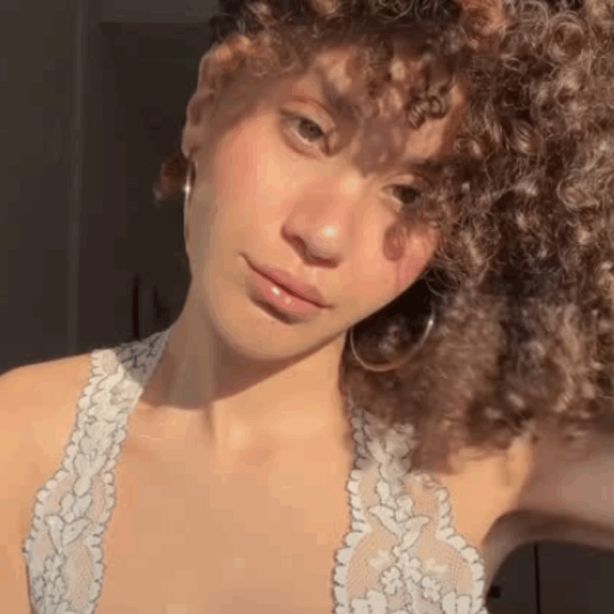 “Dicono che su OnlyFans incassiamo 100mila euro al mese, ma la maggior parte guadagna molto ma molto meno. Io ho smesso di dirlo”: parla Beatrice Segreti