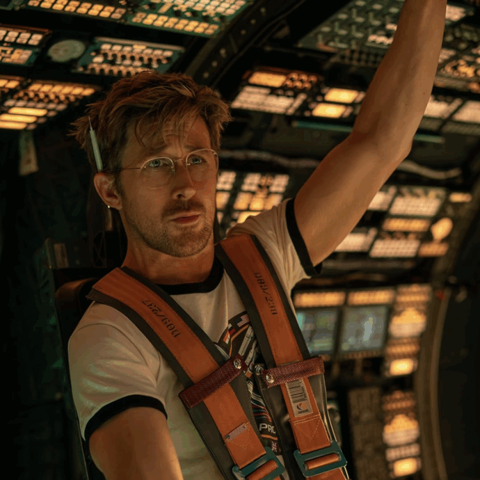 “Mia figlia mi ha visto con gli occhiali e mi ha detto ‘sembri più intelligente’. Ho avuto delle difficoltà a scuola, non mi sono diplomato”: così Ryan Gosling