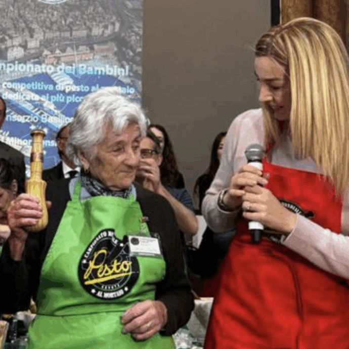 Nonna di 85 anni vince il campionato mondiale di pesto genovese. Carla Pensa è una fruttivendola in pensione e i giudici hanno premiato anche la sua manualità