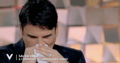Copertina di “Mio padre ha lasciato un vuoto enorme. Quando è morto ero in pizzeria con i colleghi. Ho visto il suo volto alla Finale di Sanremo 2026, era con me”: Sal Da Vinci commosso