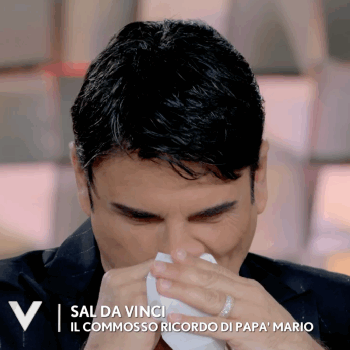 “Mio padre ha lasciato un vuoto enorme. Quando è morto ero in pizzeria con i colleghi. Ho visto il suo volto alla Finale di Sanremo 2026, era con me”: Sal Da Vinci commosso