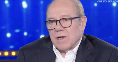 Copertina di “Mi hanno staccato e riattaccato le anche. Non ne potevo più del dolore”: parla Carlo Verdone. Poi la battuta a Mara Venier: “Eri in minigonna con delle gambe perfette”