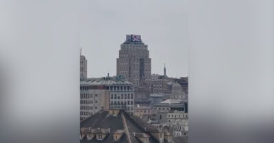 Copertina di Spot con un maxi Sì sopra la sede di Primocanale, la società dell’editore coinvolto nello scandalo Toti