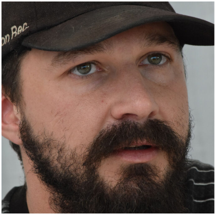 Shia LaBeouf aggressivo e su di giri in un bar di Roma: grida “vaffanc..o” a una donna seduta al tavolo vicino, poi vaga irrequieto per strada – IL VIDEO