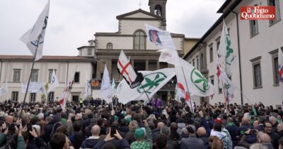 Copertina di Funerali di Bossi, la base leghista si raduna a Pontida per omaggiare “il Senatur”: “Noi padani veri, i traditori sono al ministero”. Il videoracconto